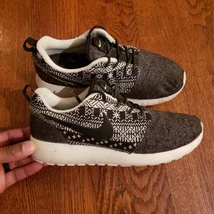 Womens 2015 Nike Roshe Run One Black Winter Sweater Size 6.5 685286-001.